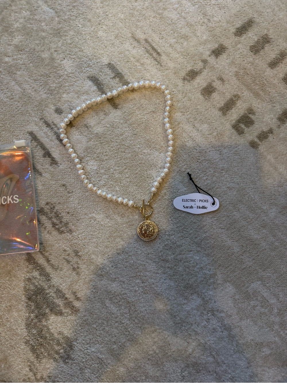 Electric picks First Class Pearl Necklace with Gold Coin Pendant - Picture 2 of 3